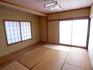 使い込まれていい色つやになった畳が印象的な和室。