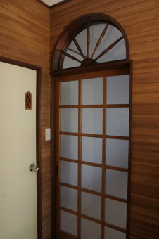 昭和レトロな飾り窓付きドア