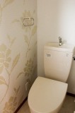 モザイクタイル風の壁紙がキャッチーなトイレ。