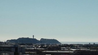 空気の澄んだ日は江ノ島がくっきり見える